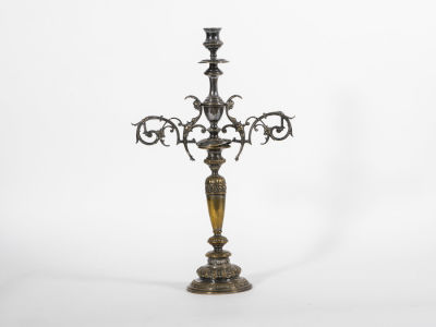 פמוט דו שלבי. פמוט בסיס, שמתלבש עליו חלק נוסף 
לתוספת הידור וגובה 
גובה כולל 54 ס"מ