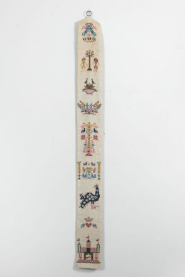 Bell Pull - בד רקום, למשיכת פעמון. ראנר רקום ברקמת Pettit Point (רקמה בחוט דקיק) 
עם טבעת בחלקו 