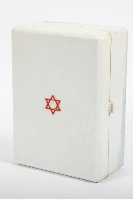 ארונית תרופות 'של פעם' 
עשויה פלסטיק, עם שני מדפים פנימיים. 
מידות 12/22/32 ס"מ