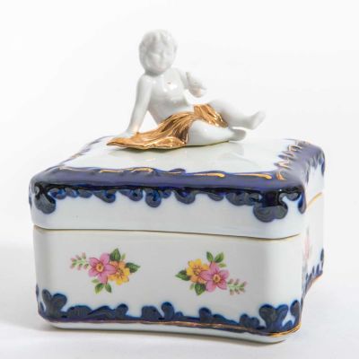 Capodimonte איטליה - קופסת פורצלן יפהפיה 
דמות ילד וציפור על המכסה 
חתומה, תוצרת Capodimonte 