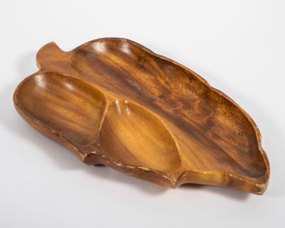 Hawaiian Crafts Inc. - מגש עץ מגולף דמוי עלה. מגש עץ מחולק, 
מגולף בעבודת יד, בצורת עלה, 
תוצרת 