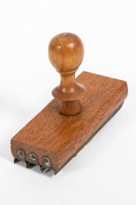 לוט חותמות. שתי חותמות ישנות מעץ, 
עם מקום לאותיות מתחלפות 
(האותיות אינן פרט לבודדות שעל 