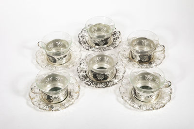 לוט כוסות, מחזיקי כוסות ותחתיות. מידות 
קוטר התחתית 13 ס"מ 
מידות הכוס 8.5/10, גובה 6 ס"מ