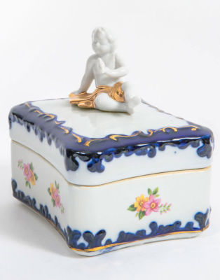 Capodimonte איטליה - קופסת פורצלן יפהפיה עם מכסה, 
מצויירת ביד, 
על המכסה פיגורת ילד יושב וציפור 