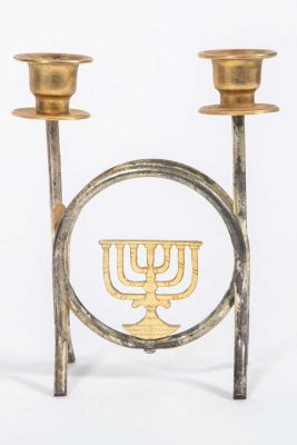 פמוט עם שני קנים ומנורה. פמוט עם שני קנים 
ומנורה במרכזם 
עשויים מתכת. 
5.5*11*14 ס"מ