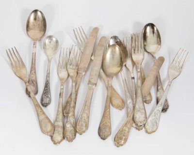 לוט סכום עם שרידי ציפוי כסף. סט חלקי של סכום 
16 חלקים 
עם ידיות מסוגננות 
חתום, שרידי ציפוי 