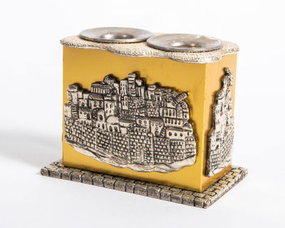 פמוטי שבת לשני נרות. פמוטי מתכת עם תבליטי ירושלים 
קו חן Hand Made 
מידות 9/5 ס"מ, גובה 8 ס"מ