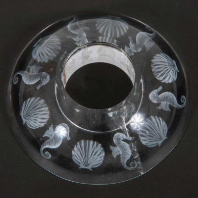 פמוטי קריסטל עם צריבה פנימית. שני פמוטי קריסטל 
עם צריבה בלייזר, 
אחד של סוסוני יום וצדפים והשני 