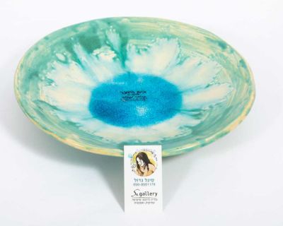 בית היוצר - צלחת קרמיקה גדולת מימדים עם גלזורה מעניינת. צלחת קרמיקה גדולה, עם גלזורה בגווני ירוק 