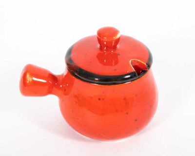 קרנת - כלי קרמיקה אדום קטן עם מכסה, לסוכר. כלי קרמיקה דמוי קלחת, 
כנראה לסוכר, 
עם ידית ומכסה 