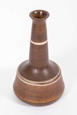 ברור חיל - אגרטל קרמיקה בגווני חום. אגרטל קרמיקה עבודת יד בגווני חום, 
לפרח בודד, תוצרת ברור חיל 