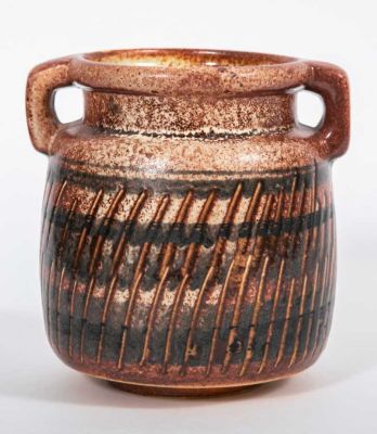 חרסה - אגרטל קרמיקה בעבודת יד. אגרטל קרמיקה עם שתי ידיות, 
בעבודת יד, 
טקסטורה מחורצת וגלזורה 