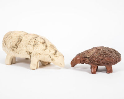 פסלי קרמיקה של שתי כבשים. כבשה לבנה וכבשה חומה 
עשויות קרמיקה בעבודת יד 
לא חתומות 
מידות: 