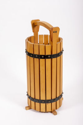 מיכל עץ עם חבקי מתכת וידית נשיאה, מצויין כמעמד למטריות או מקלות הליכה. מעמד למטריות או מקלות 