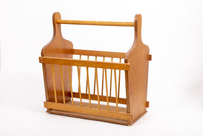 מתקן אחסון מעץ, עם ידית. מתקן אחסון גדול, עשוי עץ, עם ידית נשיאה, 
מתאים לשמיכות או צעצועים 