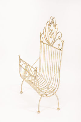 סטנד פרזול לעיתונים. מעמד עיתונים עשוי פרזול, 
מוגבה על 4 רגלים, 
צבוע בגוון שמנת, 
עם גב גבוה. 