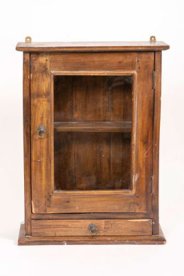 ויטרינה ישנה לתליה. ויטרינה לתליה, 
עם דלת זכוכית ומגירה, 
בעבודת נגרות ישנה. 
מידות 45/16 ס"מ 