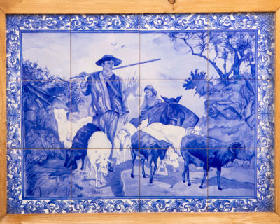 תמונה גדולה עשויה אריחי קרמיקה מצויירים בעבודת יד. אריחי קרמיקה מצויירים ביד בכחול קובלט, 
של 