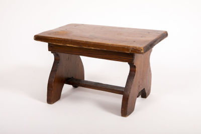 שרפרף עץ מקסים 'של פעם', בעבודת נגרות ישנה. שרפרף קטן, עשוי עץ מלא, 
בעבודת נגרות ישנה, 
מידות 