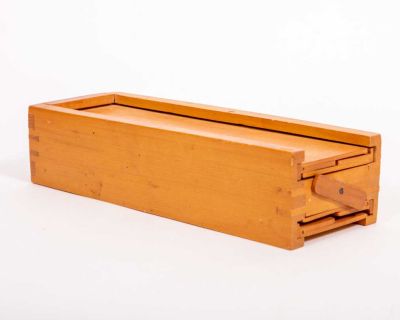 משחק רמיקוב בקופסת עץ, 
כל החלקים נמצאים, 
פרט לכמה מחזיקים של הלוחות, 
אבל כיוון שיש לפחות 