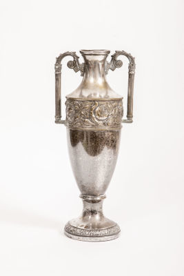 אגרטל פיוטר גבוה, עם שרידי ציפוי כסף. אגרטל גבוה עם שתי ידיות, 
עשוי פיוטר, עם שרידי ציפוי כסף 