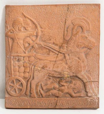 שני לוחות חרס במראה עתיק. לוט של שני לוחות חרס במראה עתיק 
עם תבליטים של סצינות מלחמה 
מידות 