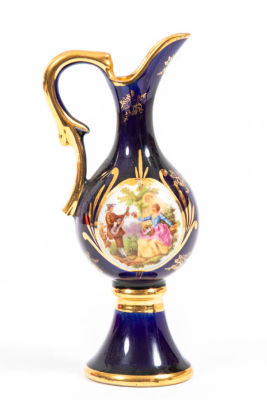 אגרטל פורצלן צרפתי, מעוטר בעבודת יד. אגרטל פורצלן בכחול קובלט, 
מעוטר בהזהבה ובהדפס רומנטי 
על 