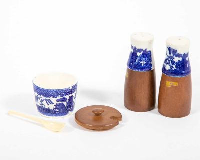 סט כלים למלח, פלפל וחרדל. סט למלח פלפל וחרדל, 
באריזתו המקורית 
מלחיה ופלפליה, וכלי עם מכסה 