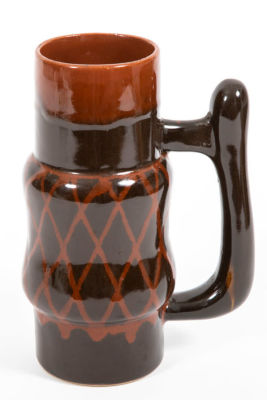 כוס בירה מרשימה וגבוהה מקרמיקה. כוס בירה עשויה קרמיקה 
גבוהה, עם ידית 
בגווני חום 
גובה 22 ס"מ 