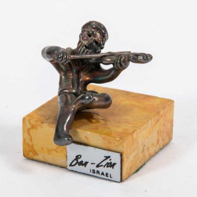 Ben Zion - כלייזמר כורע עם כינור. פסלון כסף 925 חתום 
תוצרת Ben Zion ישראל
גובה 5 ס"מ