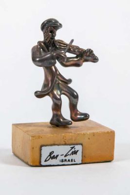 Ben Zion - כלייזמר חביב עם כינור. פסלון כסף 925 חתום 
תוצרת Ben Zion ישראל
גובה 8 ס"מ