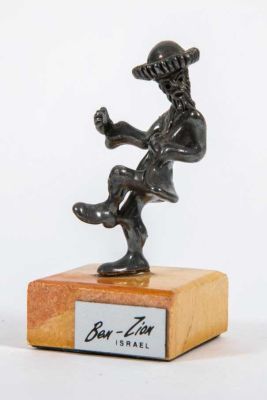 Ben Zion - חסיד מרקד, מסדרת הכלייזמרים. פסלון כסף 925 חתום 
תוצרת Ben Zion ישראל
גובה 8 ס"מ