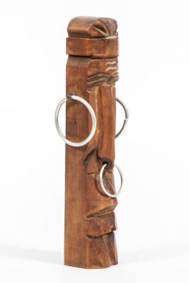 פסל ראש מגולף מעץ עם עגילי מתכת. פסל ראש עשוי עץ 
מזכיר את הראשים מאיי הפסחא 
עם עגילי מתכת 