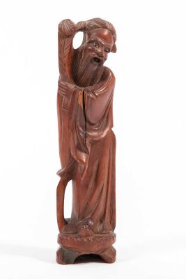 קשיש נשען על מקלו - גילוף עץ. גילוף עץ בעבודת יד 
כנראה תאילנדי 
של קשיש מזוקן נשען על מקלו. 