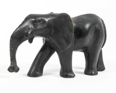 פסל פיל מגולף מעץ, צבוע שחור. פיל מגולף מעץ 
צבוע שחור 
גובה 12 ס"מ
אורך 21 ס"מ