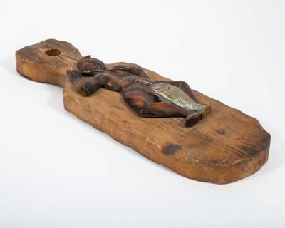 דייג אוחז חנית ודג גדול, מוצמד לקרש גדול וכבד. דמות דייג מגולפת מעץ, 
מוצמדת ללוח מגולף, גדול 