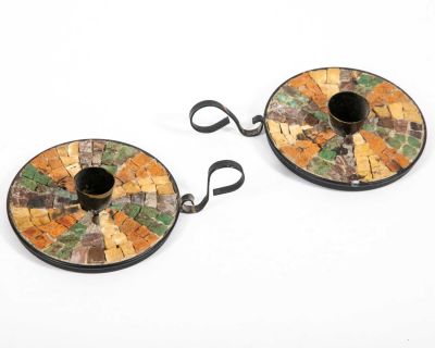 זוג פמוטי מתכת מעוטרים בעבודת פסיפס. פמוטי מתכת עם ידית נשיאה 
מעוטרים בעבודת פסיפס 
בול מס קניה 