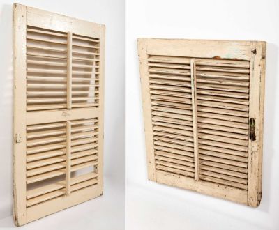 שני תריסי עץ, צבועים בגוון שמנת. לוט של שני תריסי עץ, 
צבועים בגוון שמנת. 
מידות: 
74/88 ס"מ 