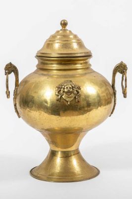 מיכל פליז גדול עם ידיות ומכסה. מיכל פליז גדול מידות, 
מסוגנן ומעוטר, 
ראש מדוזה בחזית, 
ידיות 