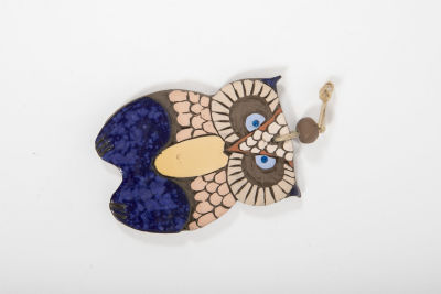 ינשוף קרמיקה לתליה על הקיר. פלאק ינשוף בעבודת יד, 
חימר שחור מעוטר בצביעה וגלזורה סלקטיבית 