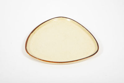 מגש קרמיקה משולש תוצרת לפיד. 23.5/24 ס"מ