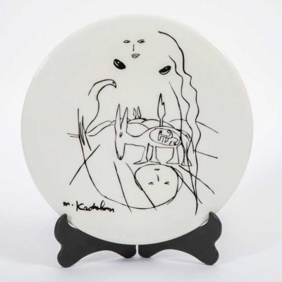 מנשה קדישמן (1932-2015) - נוף ארצנו, צלחת קישוט. צלחת עם הדפס, 
מוטיבים אופייניים לקדישמן, 
על רקע 