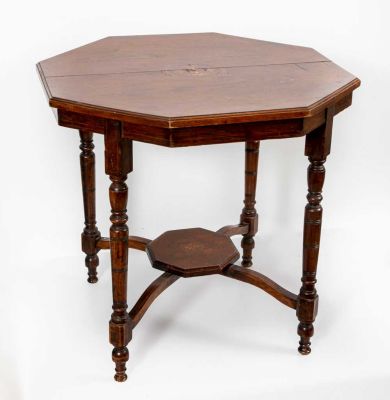 שולחן עץ מתומן, מעוטר באינליי בעבודת פרקטרי. שולחן עץ ישן ויפה, 
פלטה עליונה מתומנת, 
מעוטרת 