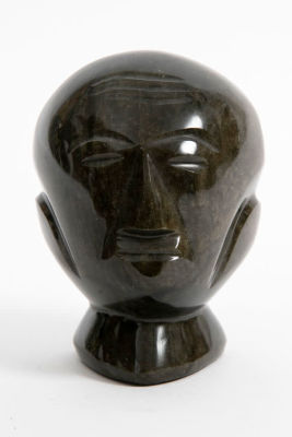 פסלון ראש אדם, מגולף מאבן אובסידיאן . עבודה מקסיקנית עממית, 
וינטג' משנות ה 70-80 
מידות 5/7/8 ס"מ