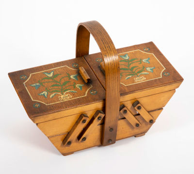 קופסת תפירה טרפזית, 
נפתחת לשלושה תאים, 
המכסים מעוטרים בציור יד 
וינטג' מזרח 