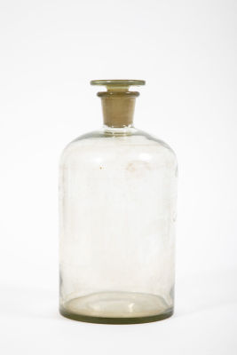 צנצנת ענקית לתרופות. גובה 29 ס"מ, קוטר 14 ס"מ