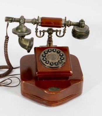 טלפון ישן במראה עתיק. מכשיר טלפון לחצנים 
אנגלי, מ 1994 
במראה של טלפון עתיק.
מידות 20/21/21 ס"מ 