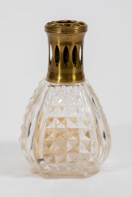 Lampe Berger צרפת - מבשם לחדר. מבער בישום צרפתי, 
עשוי זכוכית מלוטשת ופליז, 
עם הפתיל המקורי. 
חתום 