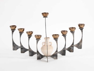 ראובן גפני (1946-2015) - חנוכיית ברזל בשילוב כד חרס. לאספני חנוכיות, 
חנוכיה גדולה ומרשימה 
מברזל 