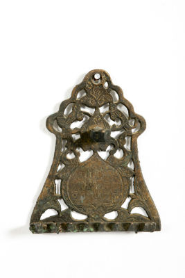 חנוכיית פליז ישנה, נושאת כיתוב עברי, . לאספני חנוכיות, 
חנוכיית שמן עשויה פליז 
נושאת כיתוב 